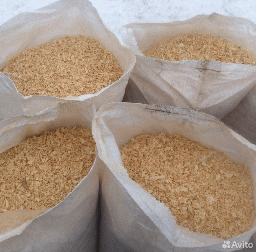 Сухие опилки в мешках